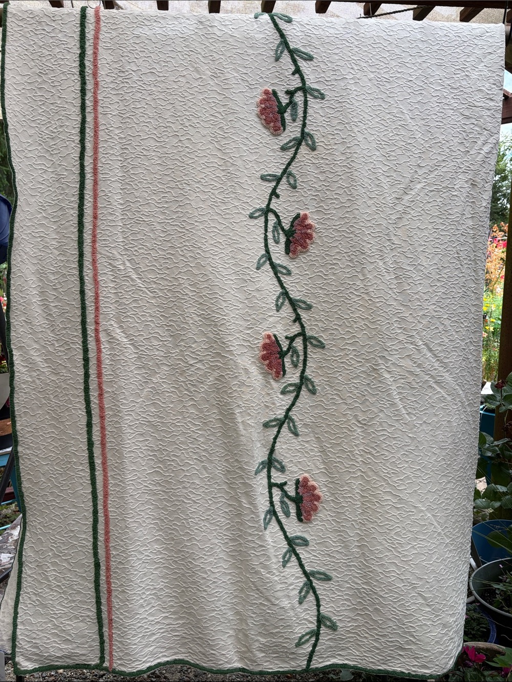 Vintage gorgeous chenille White Floral Vine Tufted Bedspread Pink Flowers EE